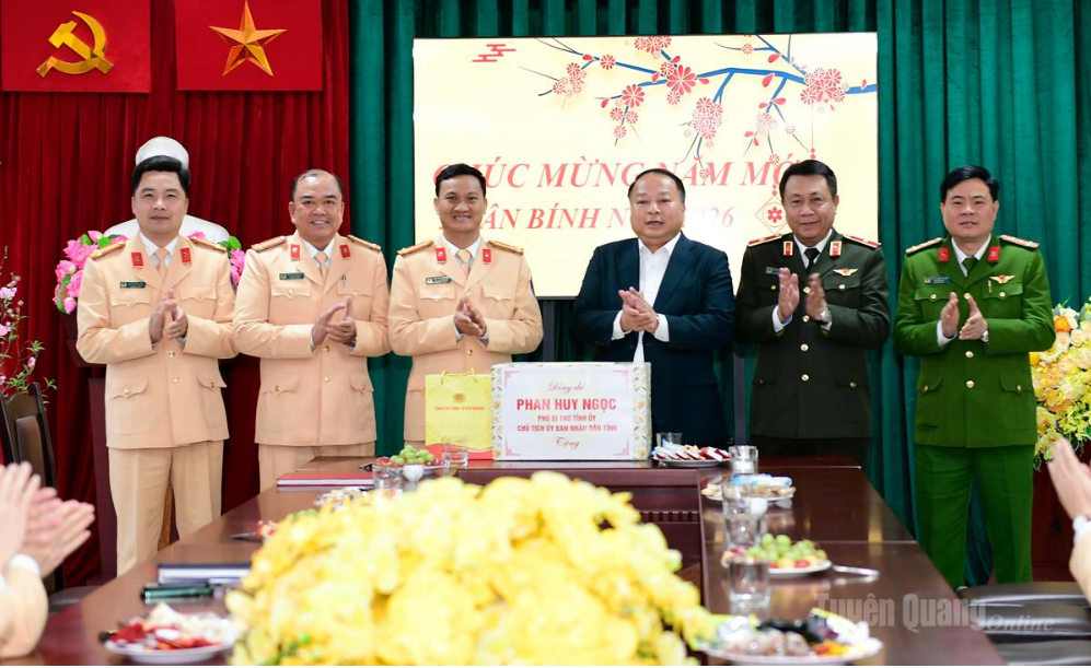 CHỦ TỊCH UBND TỈNH PHAN HUY NGỌC THĂM, KIỂM TRA CÔNG TÁC TRỰC TẾT TẠI CÁC ĐƠN VỊ CÔNG AN