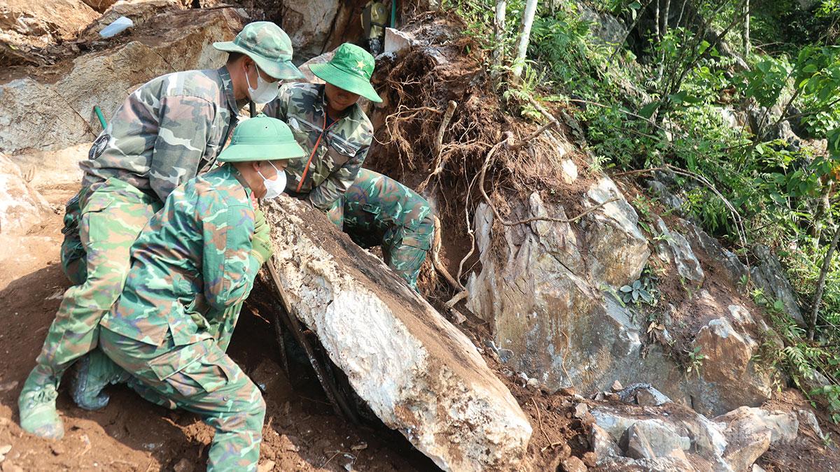 Phá đá tìm lối vào hang sập trên điểm cao 685