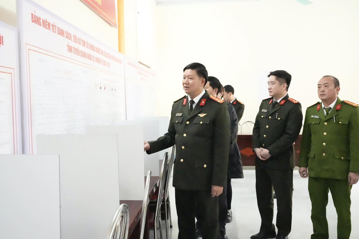 CHỦ TỊCH UBND TỈNH PHAN HUY NGỌC KIỂM TRA CÔNG TÁC CHUẨN BỊ BẦU CỬ