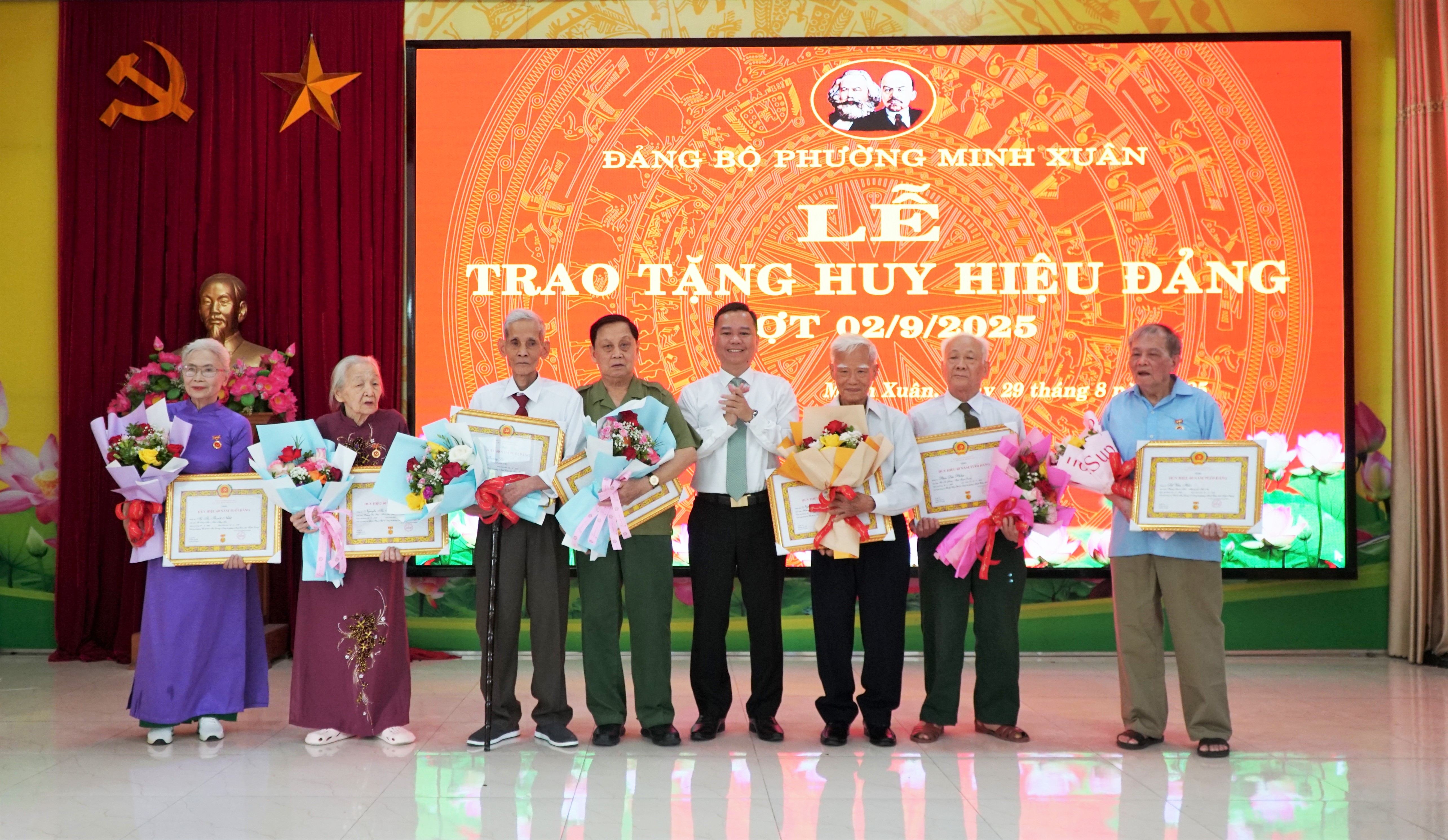 Phường Minh Xuân: 142 đảng viên được trao tặng Huy hiệu Đảng đợt 2-9