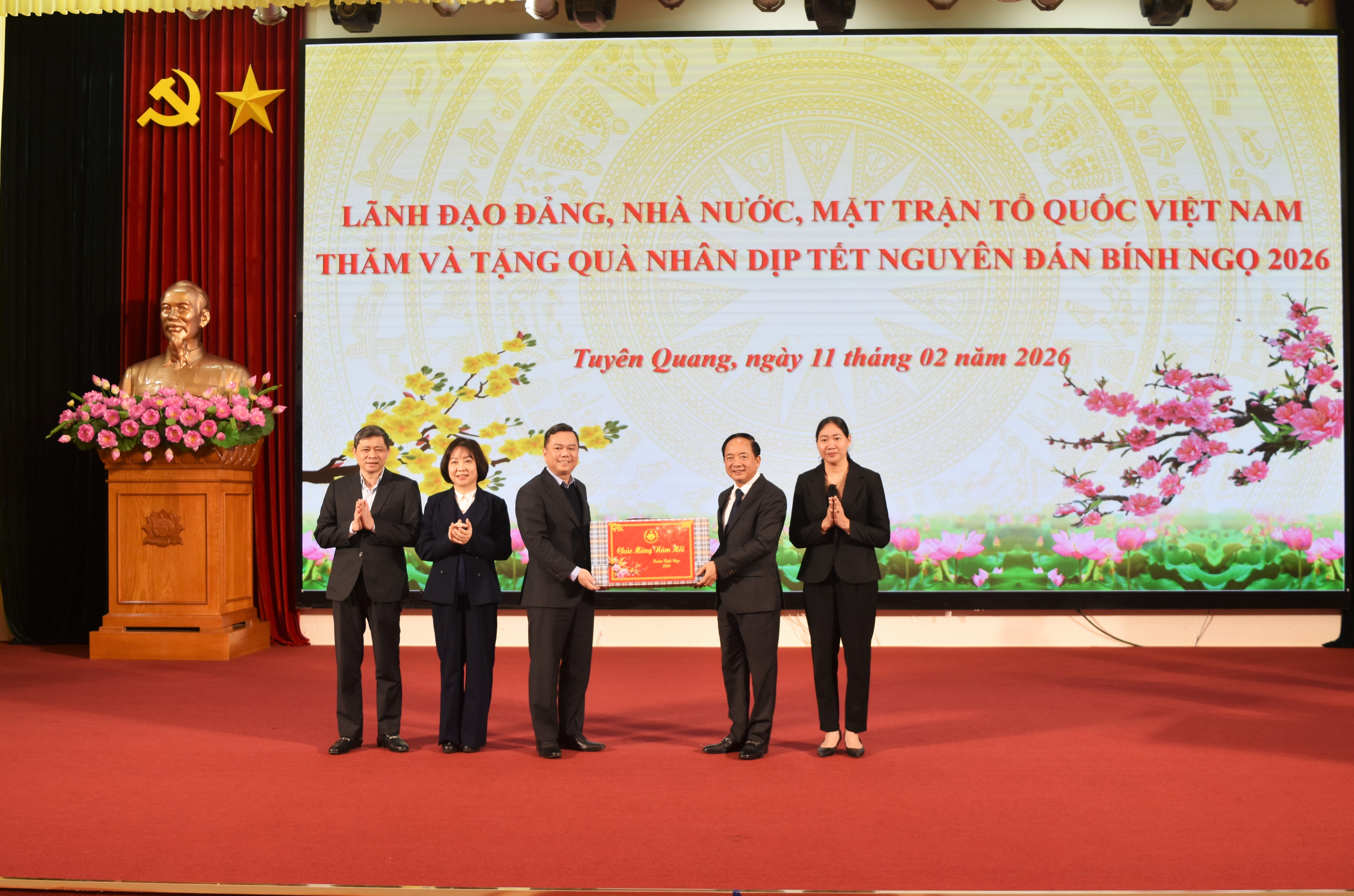 Đồng chí Trịnh Văn Quyết, Ủy viên Bộ Chính trị, Bí thư Trung ương Đảng, Trưởng Ban Tuyên giáo và Dân vận Trung ương đã thăm, chúc mừng, trao quà tết cho phường Minh Xuân, hộ nghèo, hộ có hoàn cảnh khó khăn