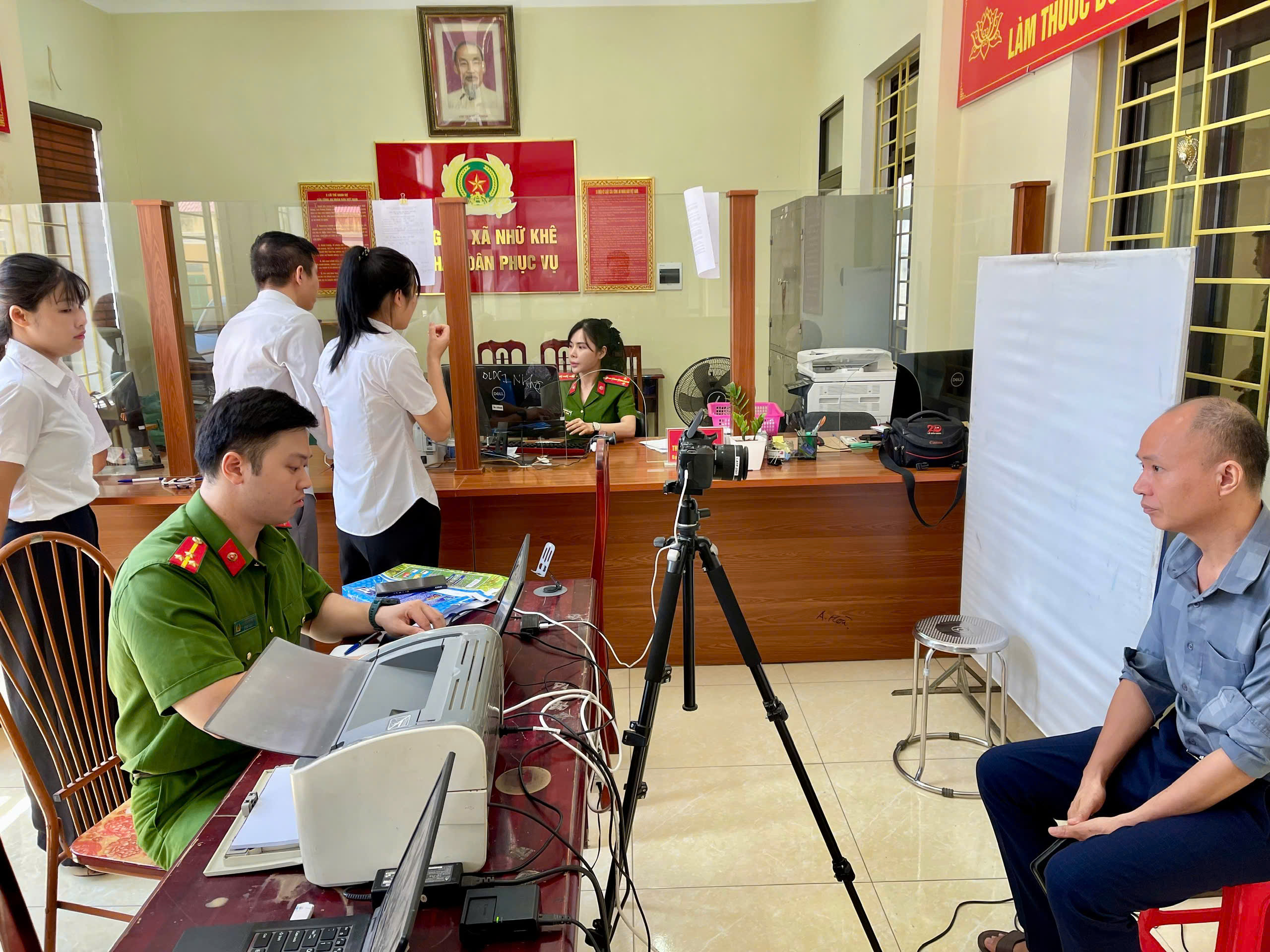 CÔNG AN XÃ NHỮ KHÊ ĐỒNG HÀNH CÙNG NGƯỜI DÂN NÂNG CAO HIỆU QUẢ SỬ DỤNG VNEID - GIẢI PHÁP THÚC ĐẨY CHUYỂN ĐỔI SỐ TẠI CƠ SỞ