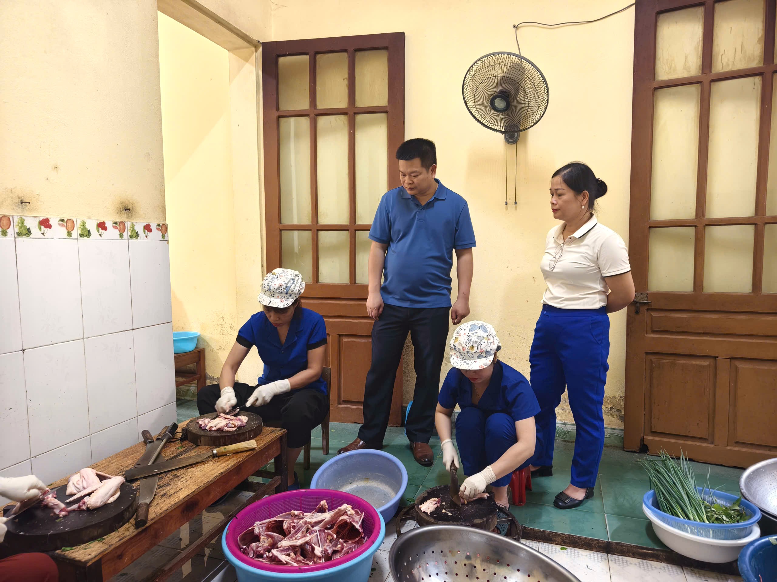 Tăng cường kiểm tra vệ sinh an toàn thực phẩm tại các trường học trên địa bàn xã Nà Hang