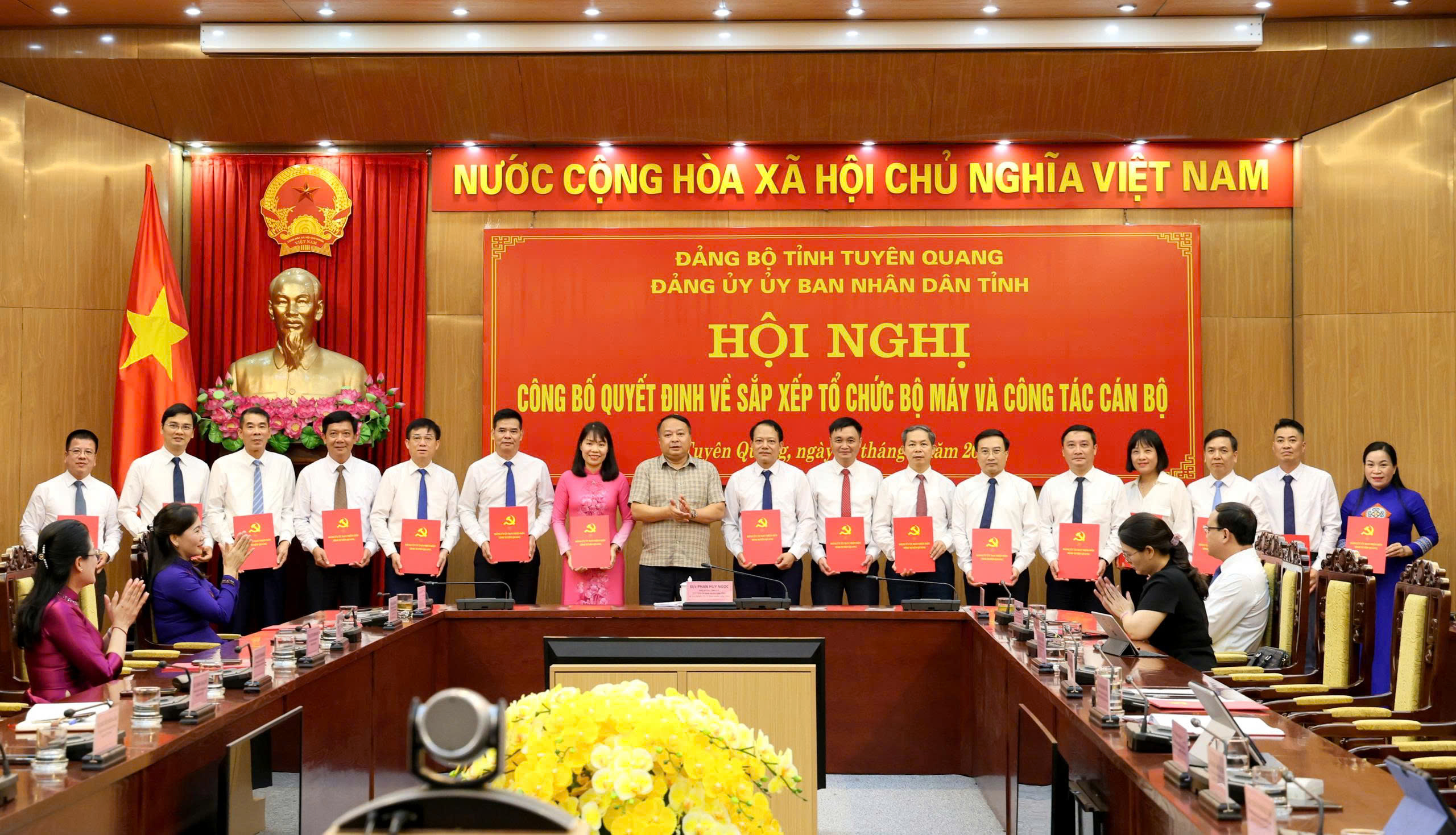 Đảng ủy UBND tỉnh công bố Quyết định về sắp xếp tổ chức bộ máy và công tác cán bộ