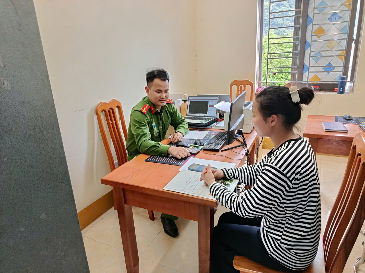 CÔNG AN XÃ TÙNG VÀI HỖ TRỢ NGƯỜI D ÂN HOÀN TRẢ HƠN 27 TRIỆU ĐỒNG CHUYỂN NHẦM TÀI KHOẢN