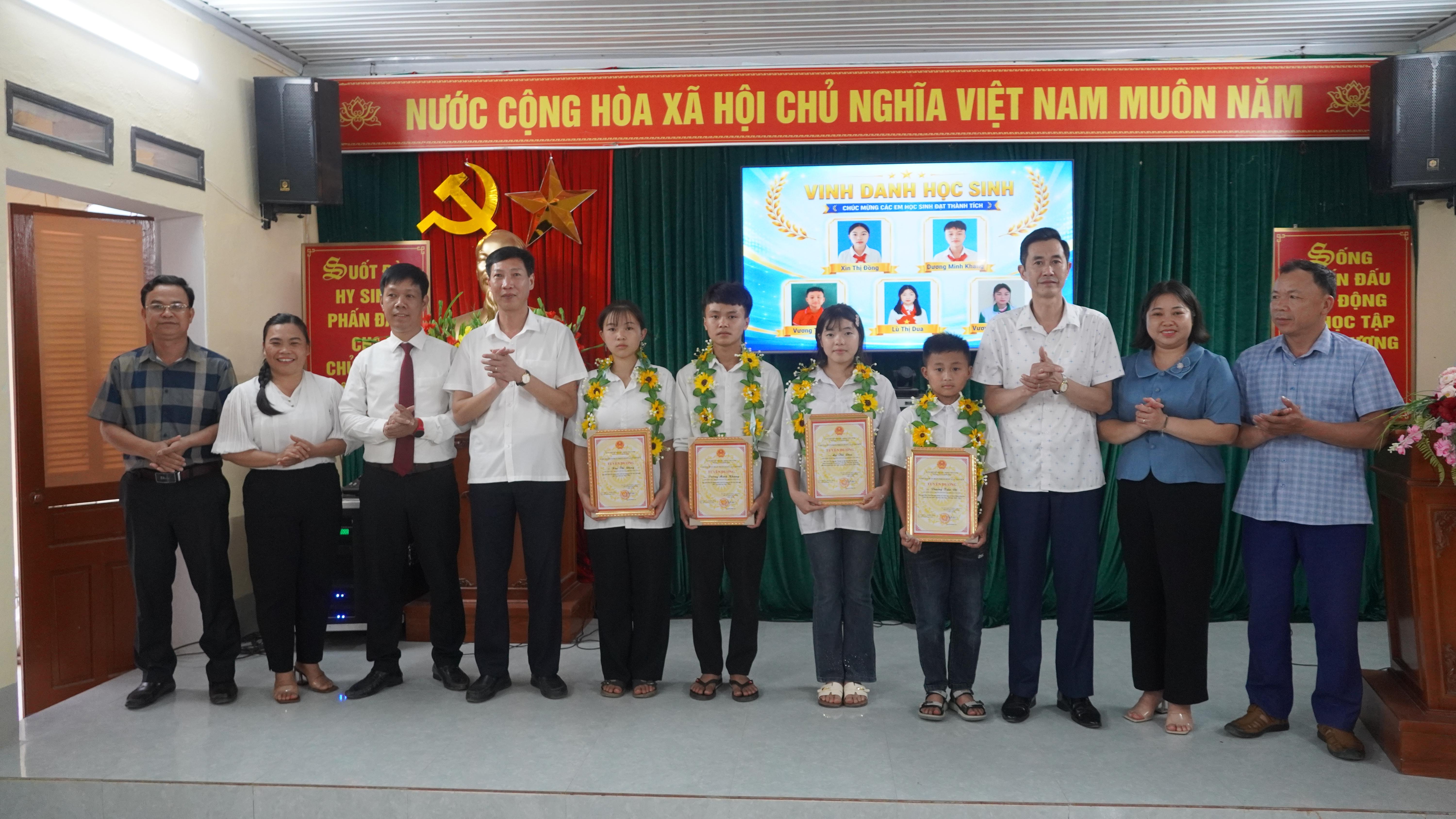Gặp mặt tuyên dương, khen thưởng giáo viên, học sinh có thành tích trong các kỳ thi, hội thi, giao lưu năm học 2025-2026