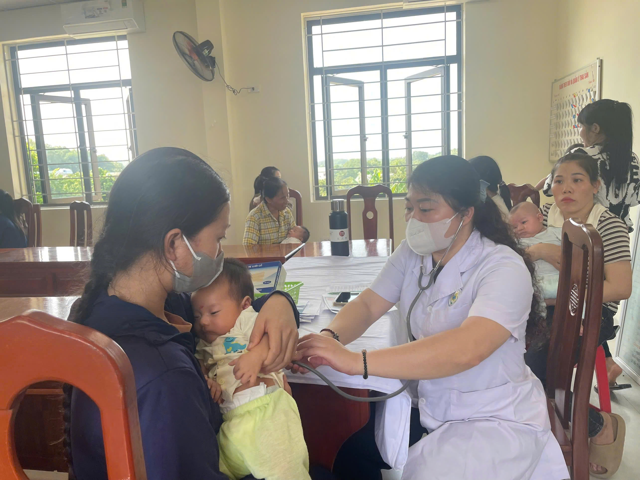 PHÙ LƯU TRIỂN KHAI TIÊM CHỦNG THƯỜNG XUYÊN, CHỦ ĐỘNG PHÒNG BỆNH CHO TRẺ 