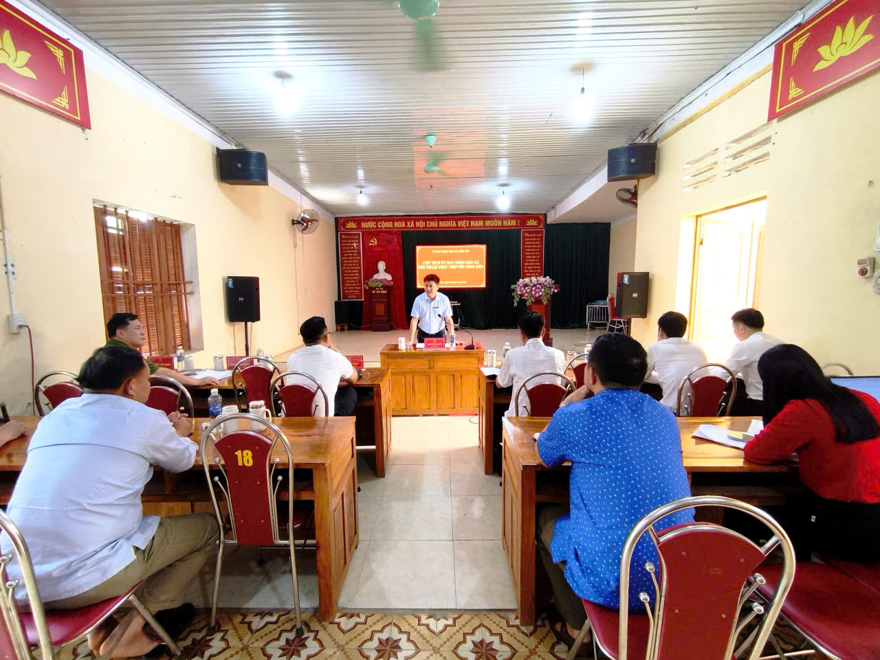 Chủ tịch UBND xã đối thoại trực tiếp với công dân