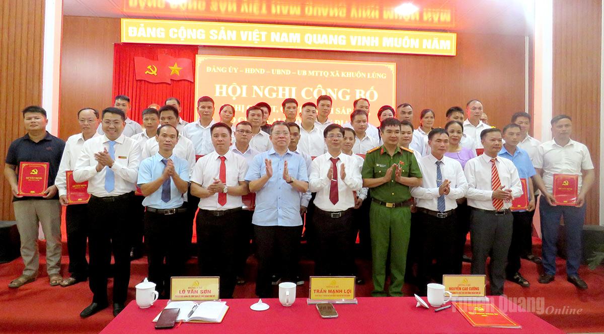Đồng chí Trần Mạnh Lợi dự Hội nghị công bố sắp xếp, tổ chức lại thôn tại xã Khuôn Lùng
