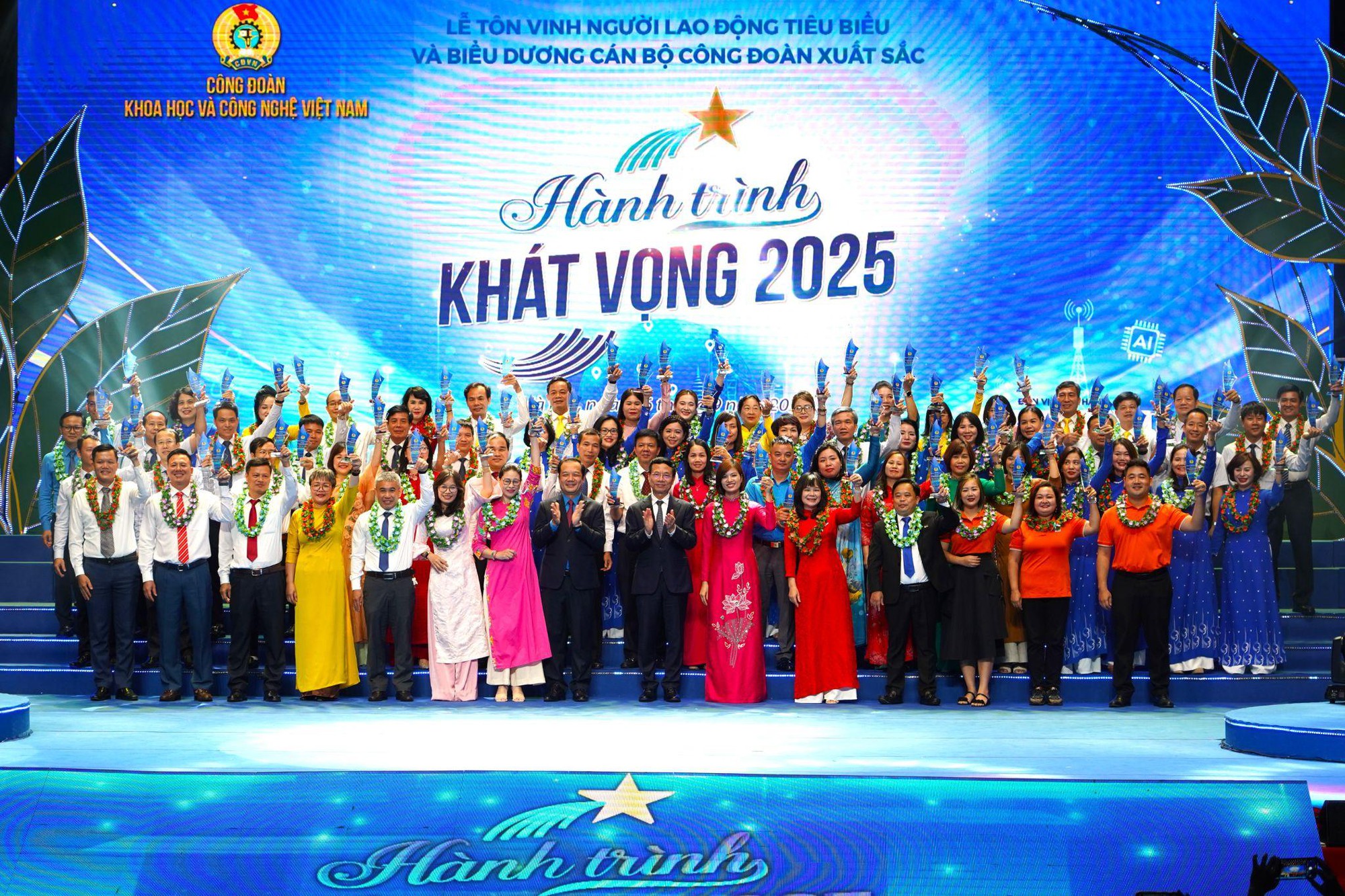 Tôn vinh 219 người lao động tiêu biểu và 71 cán bộ công đoàn xuất sắc ngành Khoa học và Công nghệ