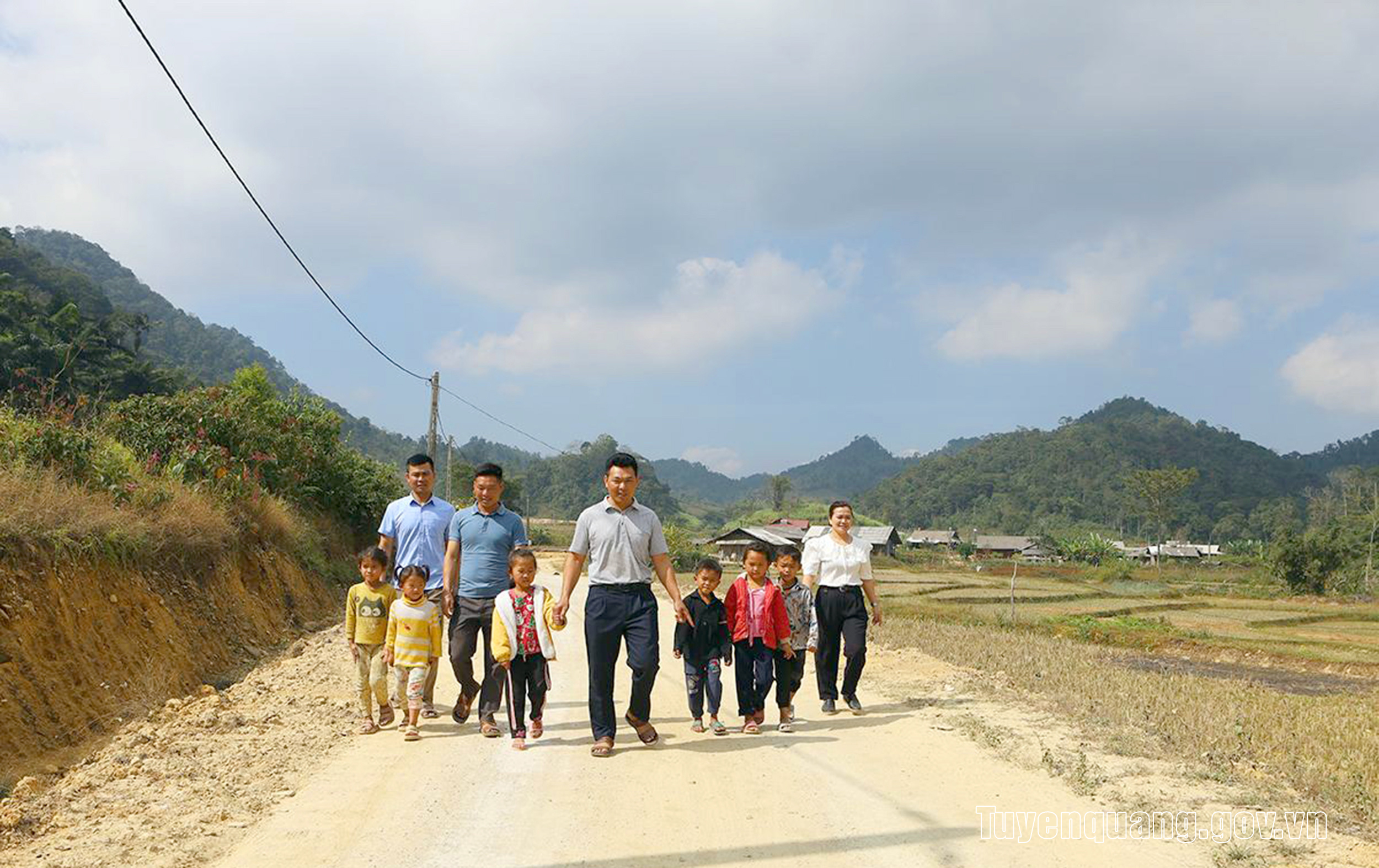 Cầu nối ý Đảng,  lòng dân ở Tuyên Quang 