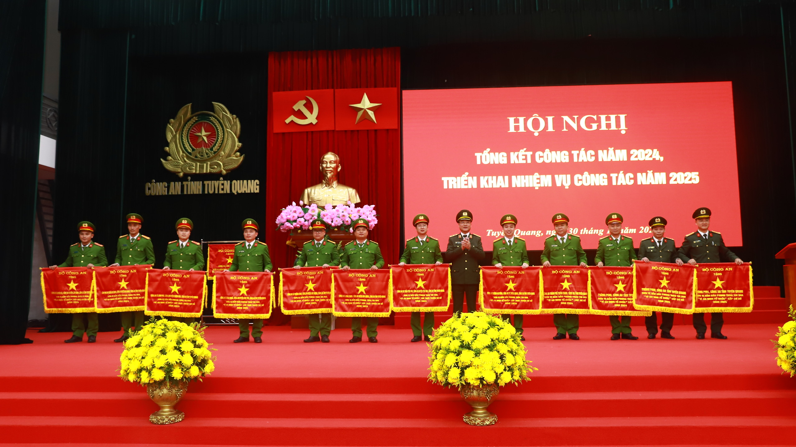 VÌ AN NINH TỔ QUỐC - ĐỔI MỚI ĐỂ PHÁT TRIỂN