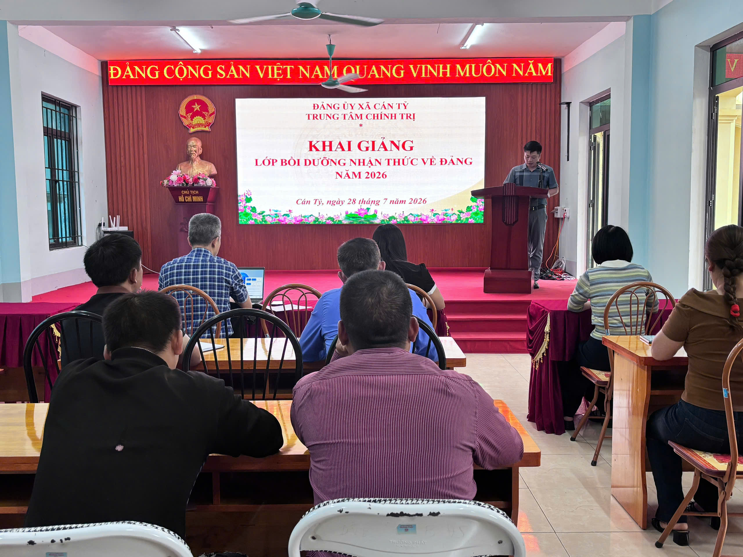 ĐẢNG ỦY XÃ CÁN TỶ PHỐI HỢP TRUNG TÂM CHÍNH TRỊ QUẢN BẠ TỔ CHỨC LỚP BỒI DƯỠNG NHẬN THỨC VỀ ĐẢNG NĂM 2026