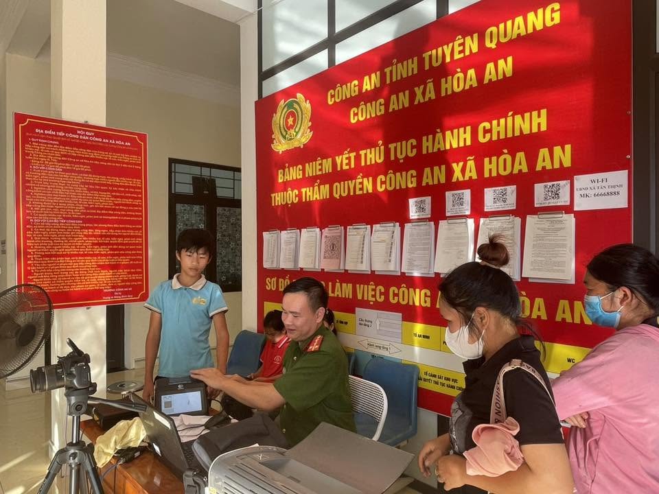 TĂNG CƯỜNG PHỐI HỢP THU NHẬN HỒ SƠ CĂN CƯỚC VÀ TÀI KHOẢN ĐỊNH DANH ĐIỆN TỬ CHO CÔNG DÂN