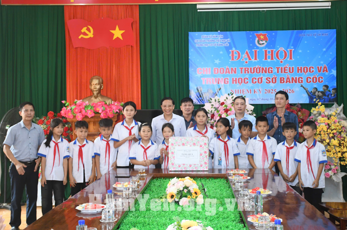 Đồng chí Bí thư Đảng ủy xã Mai Hồng Hà tặng quà cho các em học sinh sinh nhân dịp Tết Trung Thu