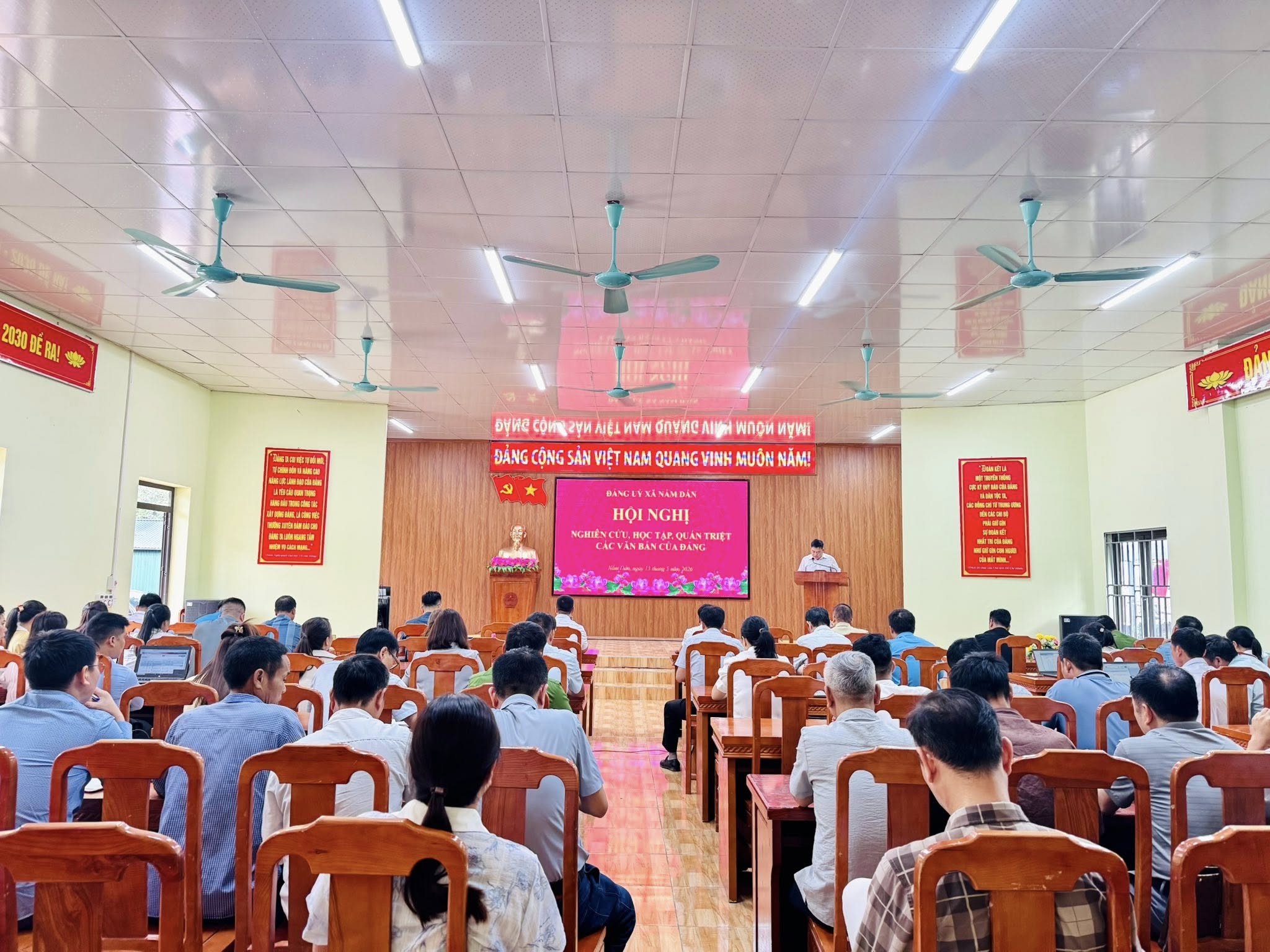 ĐẢNG ỦY XÃ NẤM DẨN TỔ CHỨC HỘI NGHỊ NGHIÊN CỨU HỌC TẬP QUÁN TRIỆT CÁC VĂN BẢN CỦA ĐẢNG.