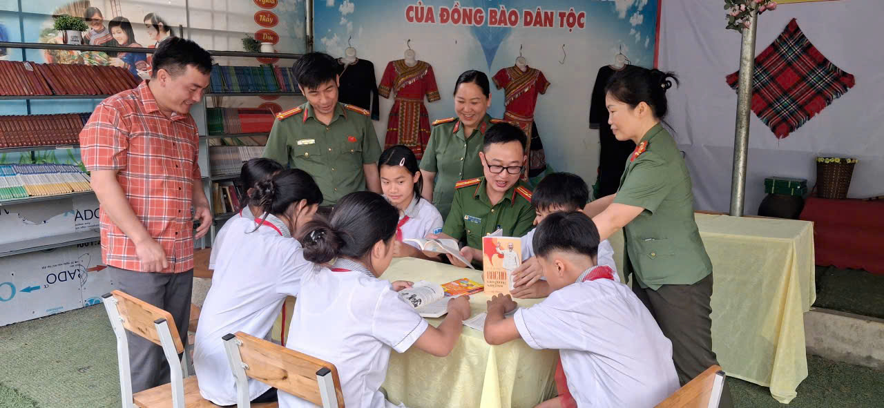 LAN TỎA TRI THỨC: CÔNG AN XÃ MINH TÂN TẶNG SÁCH CHO HỌC SINH VÙNG CAO