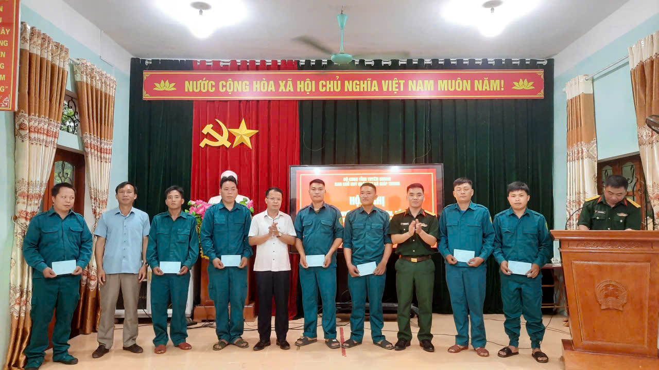 Hội nghị công bố Quyết định miễn nhiệm, bổ nhiệm thôn đội trưởng, tiểu đội trưởng dân quân sau sắp xếp thôn xã Giáp Trung