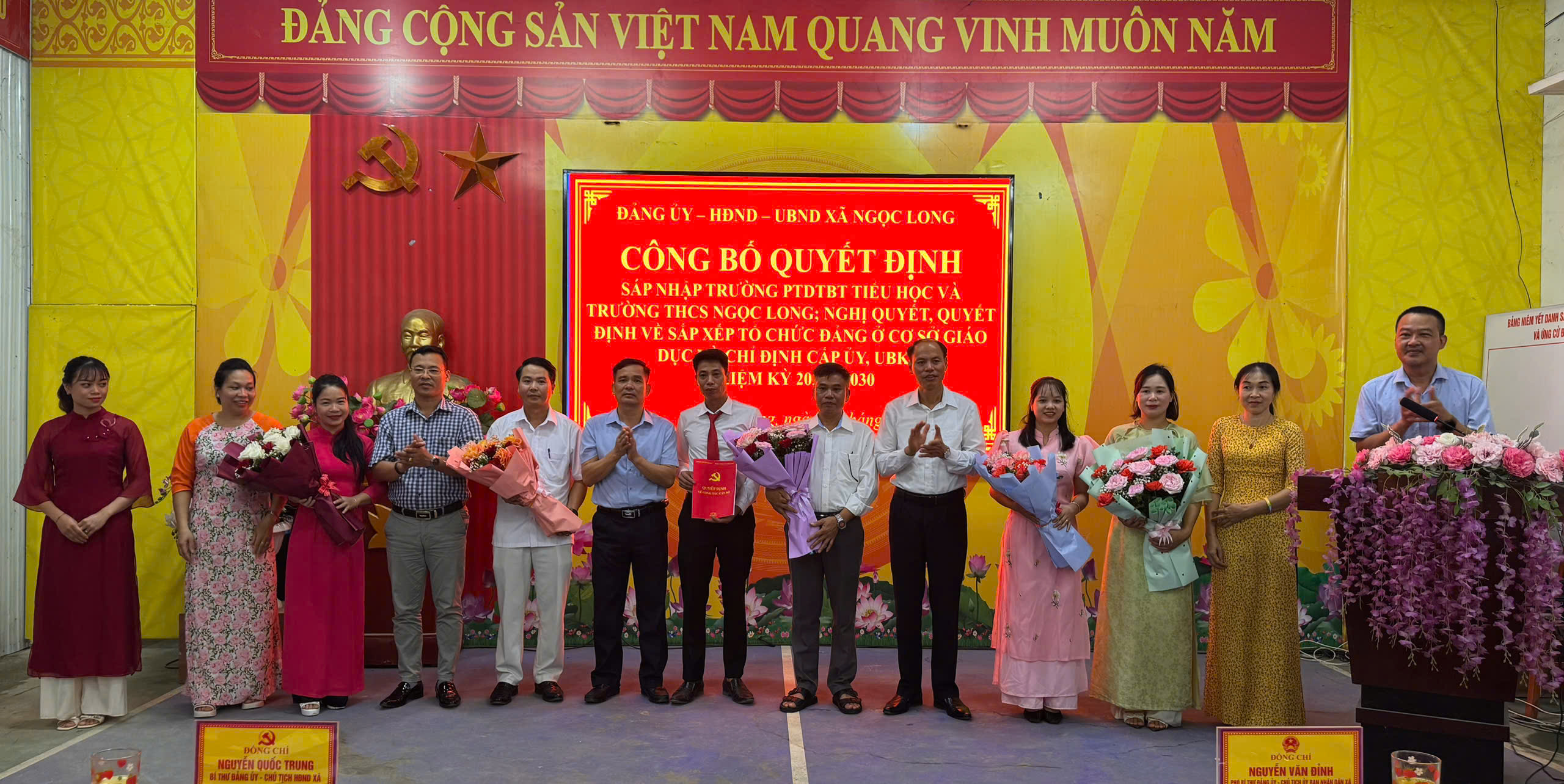 Xã Ngọc Long công bố quyết định sáp nhập Trường PTDTBT Tiểu học và Trường THCS Ngọc Long, thành lập Trường PTDTBT Tiểu học và THCS Ngọc Long