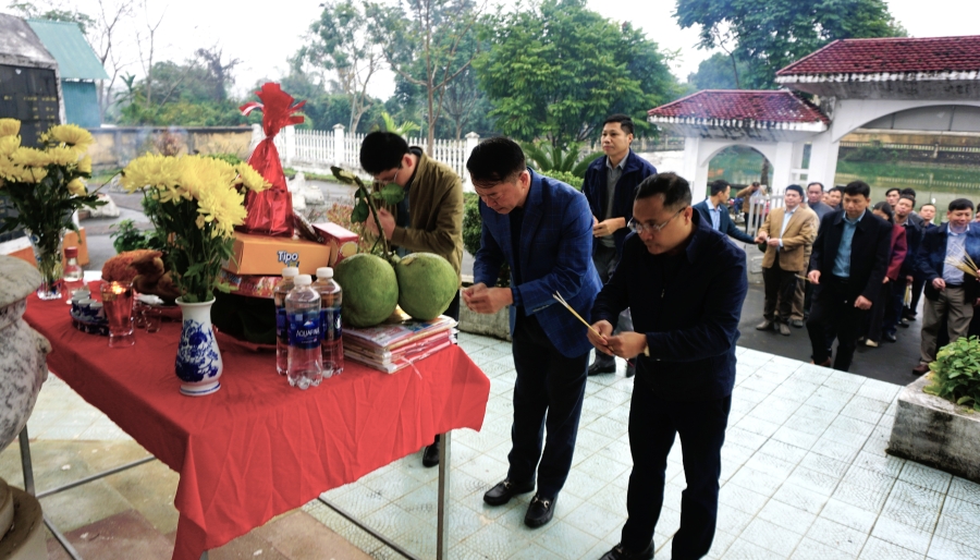 Đảng ủy – HĐND – UBND – UBMTTQ xã Đồng Yên long trọng tổ chức lễ dâng hương tưởng niệm các anh hùng liệt sĩ