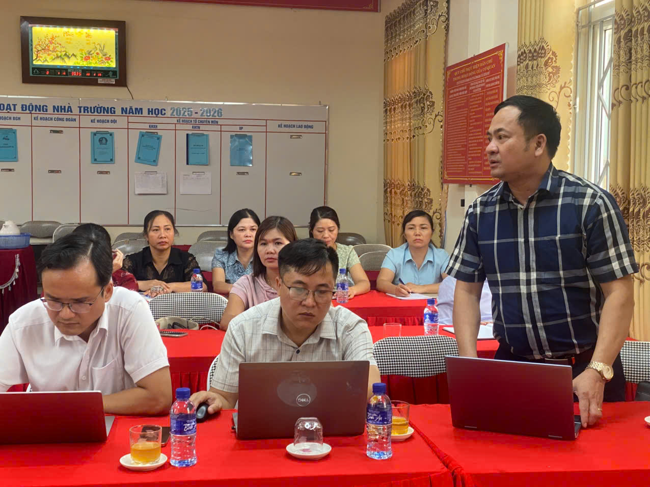 PCT Giang LV với 2 tr học về đầu năm học a Đ&ocirc;.jpg