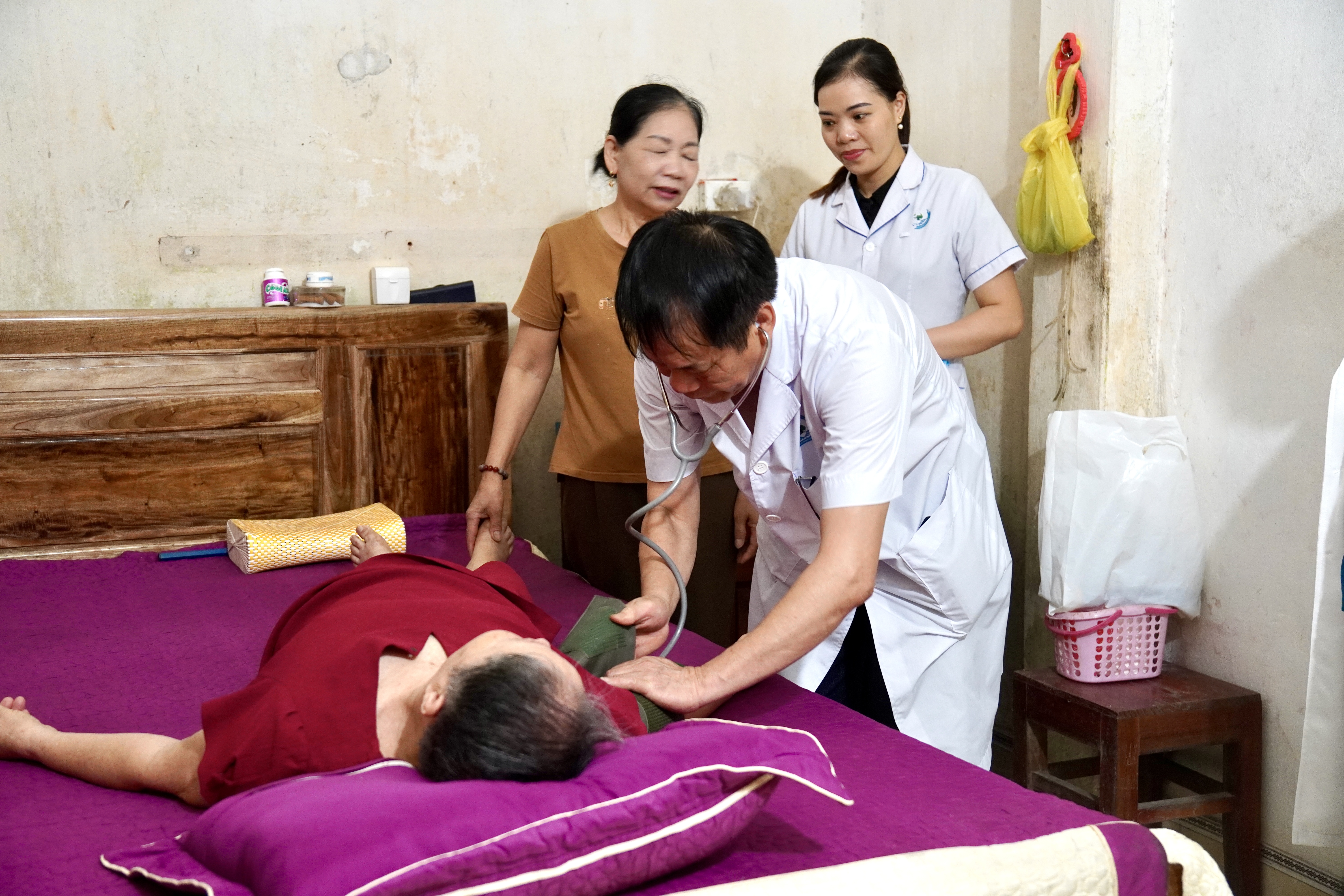 Trạm y tế xã Sơn Dương khám bệnh tại nhà cho người cao tuổi, hộ khó khăn