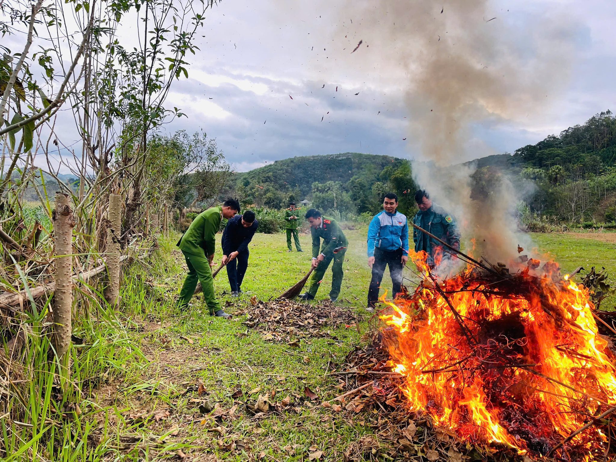 Uỷ ban MTTQ Việt Nam xã Kiên Đài tổ chức phát động vệ sinh môi trường