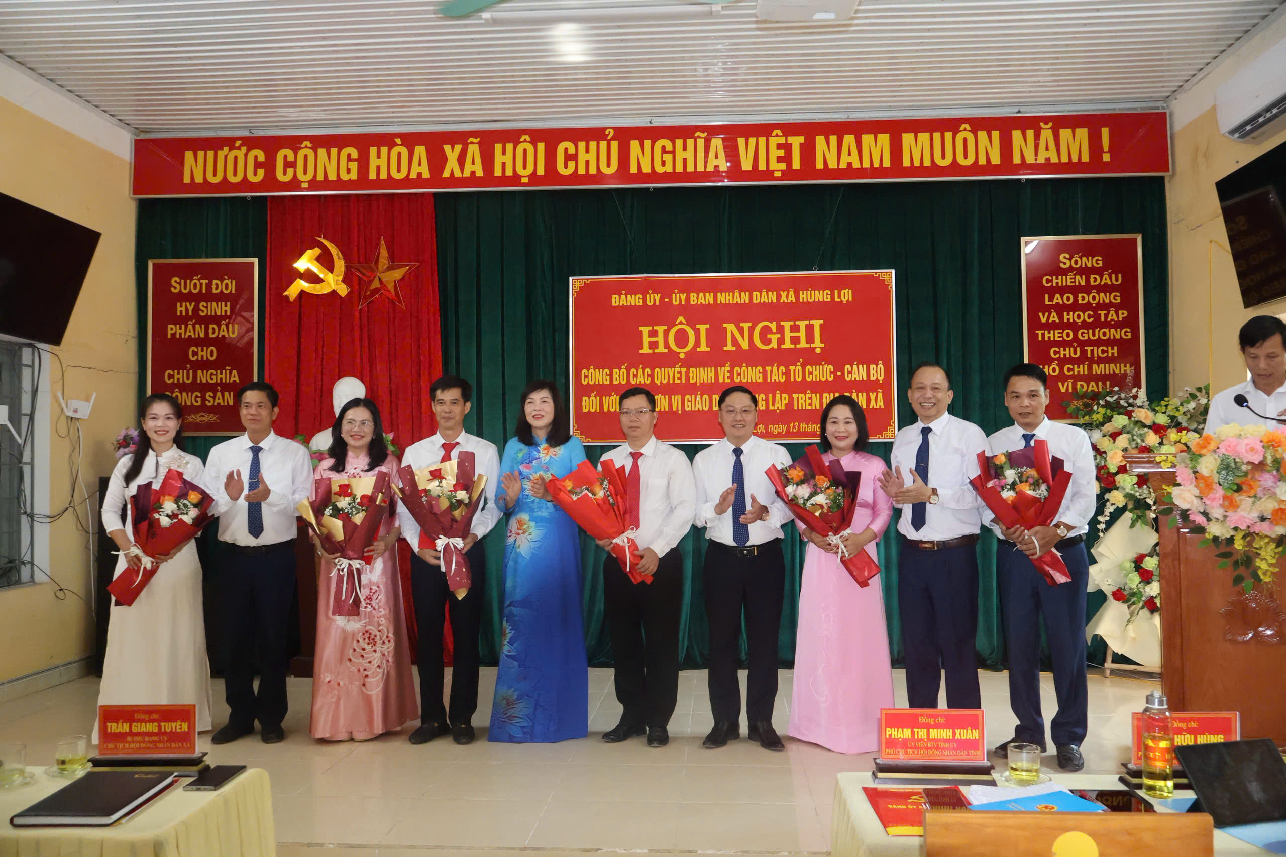 Xã Hùng Lợi công bố các quyết định về công tác tổ chức cán bộ tại các đơn vị giáo dục công lập