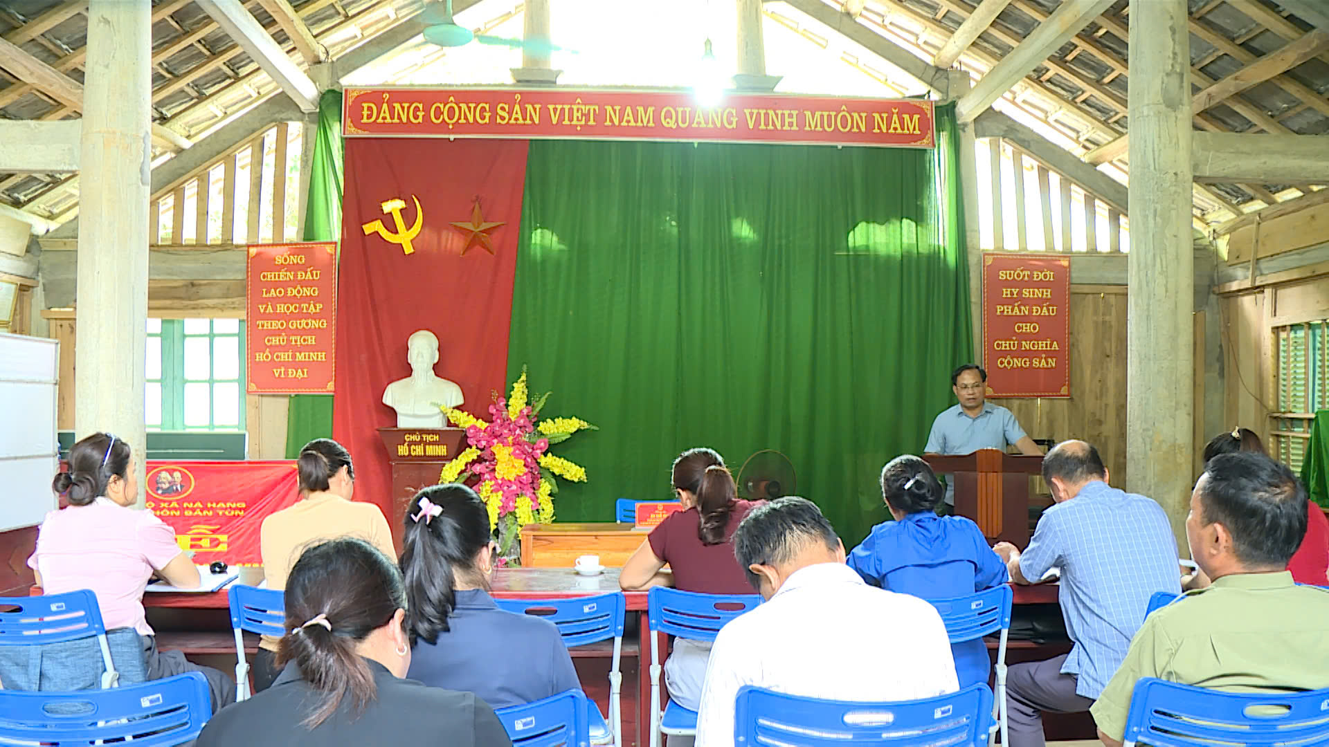 Đồng chí Bí thư Đảng uỷ xã Âu Thế Thái dự hội nghị lấy ý kiến Nhân dân về sắp xếp thôn trên địa bàn xã Nà Hang năm 2026 tại thôn Bản Tùn