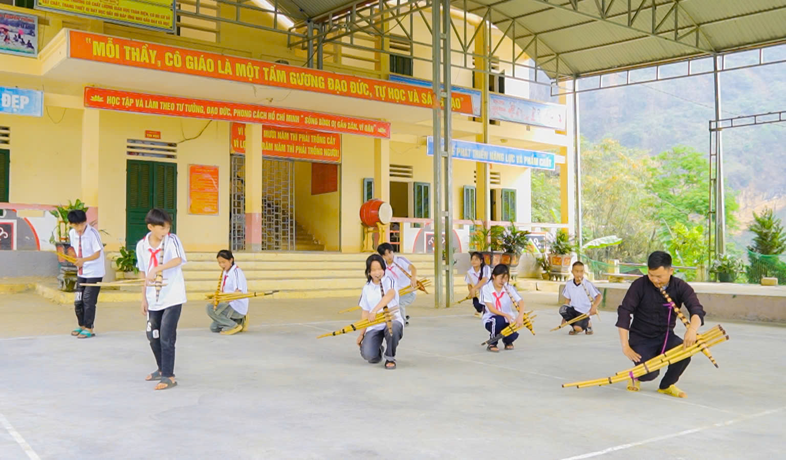 Người giữ hồn bản, người mở lối tương lai