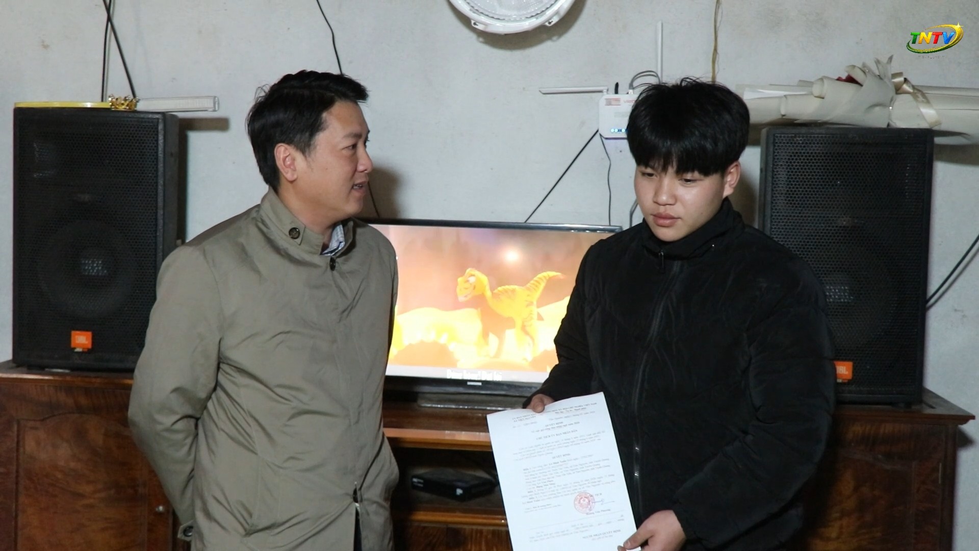 Chủ tịch UBND xã trao Quyết định gọi công dân lên đường nhập ngũ