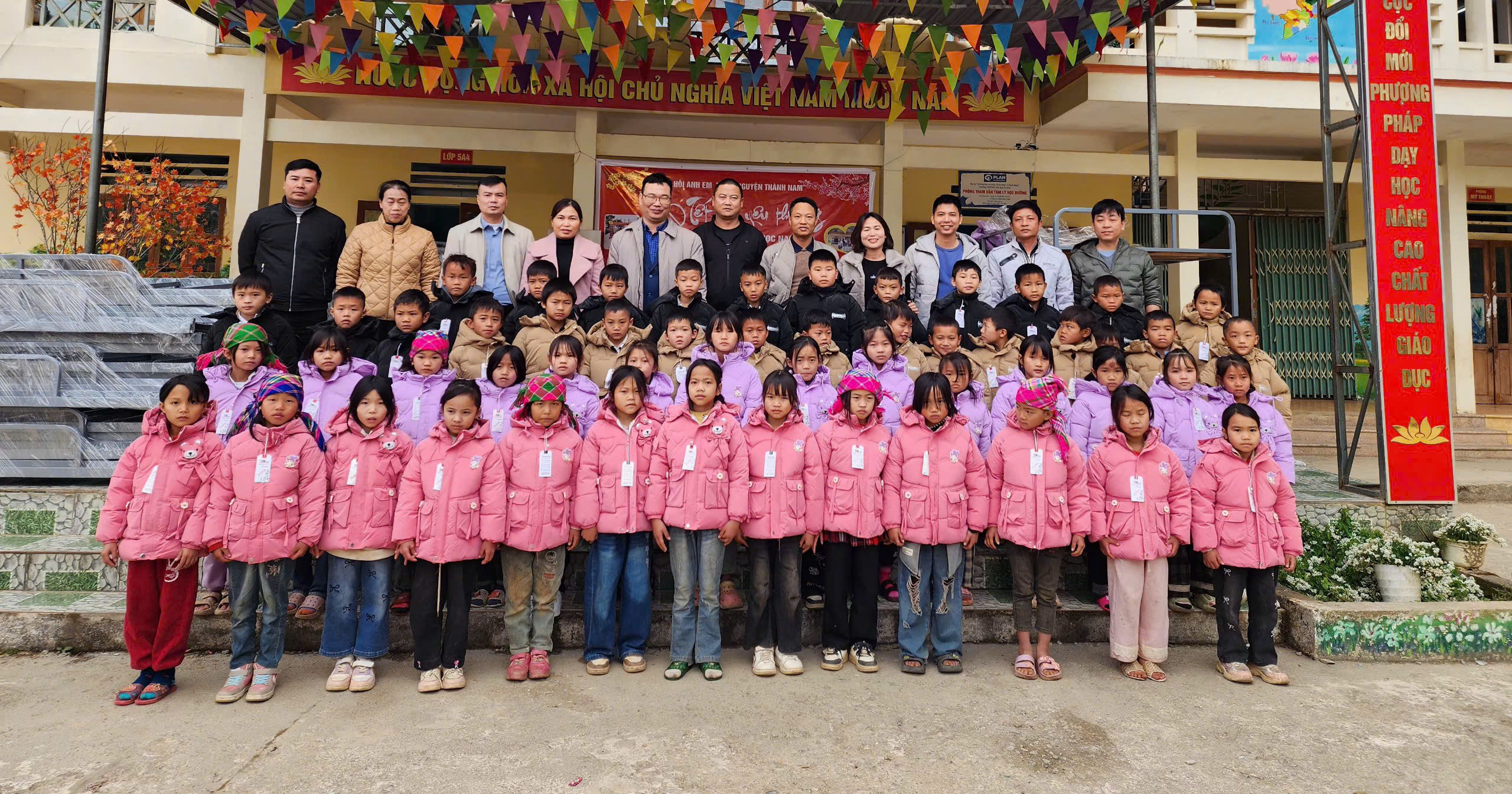 Hội Anh em Thiện Nguyện Thành Nam tặng quà cho học sinh tại Trường PTDTBT Tiểu học Na Khê