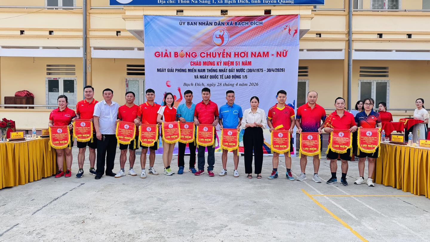 XÃ BẠCH ĐÍCH KHAI MẠC GIẢI BÓNG CHUYỀN HƠI NAM NỮ CHÀO MỪNG KỶ NIỆM 51 NĂM NGÀY GIẢI PHÓNG MIỀN NAM, THỐNG NHẤT ĐẤT NƯỚC VÀ NGÀY QUỐC TẾ LAO ĐỘNG
