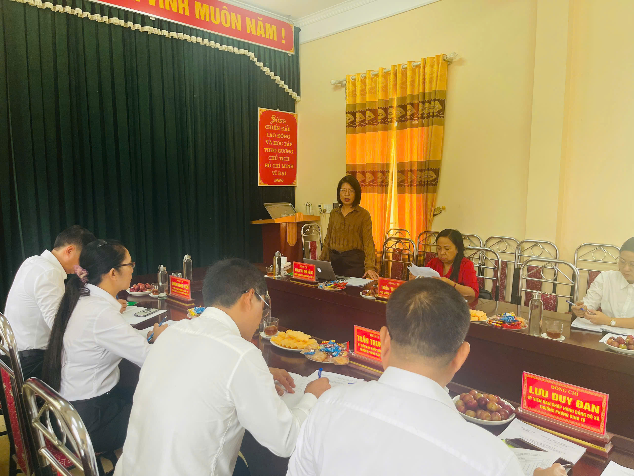 Đồng chí Trần Thị Thu Hằng, Phó Vụ trưởng Vụ Tổ chức cán bộ, Bộ Nội vụ làm việc tại xã Hòa An