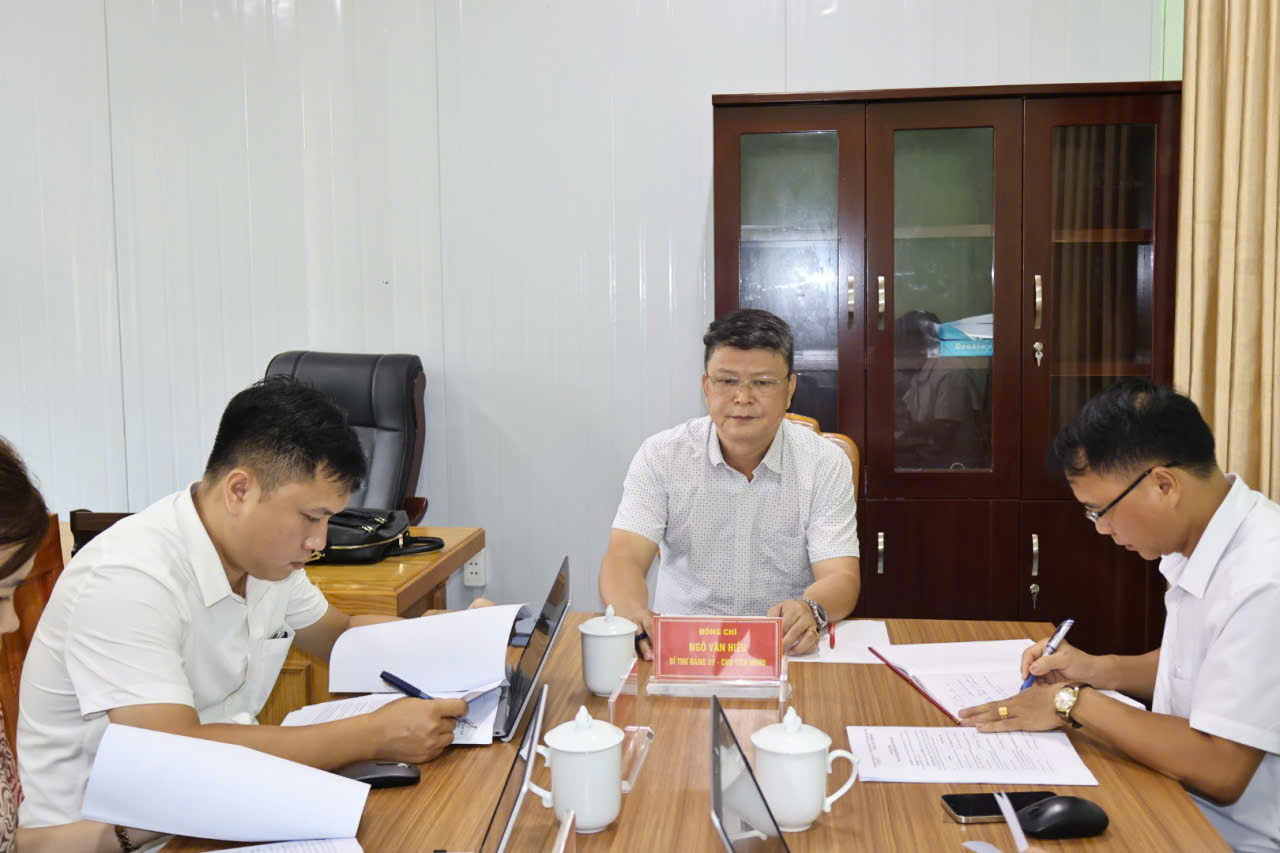 Họp HĐND xã 18 th 8 Bt ngồi.jpg