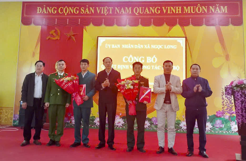 UBND XÃ NGỌC LONG CÔNG BỐ QUYẾT ĐỊNH VỀ CÔNG TÁC CÁN VÀ BÀN GIAO CHỨC NĂNG, NHIỆM VỤ CHỈ HUY TRƯỞNG BAN CHỈ HUY QUÂN SỰ XÃ