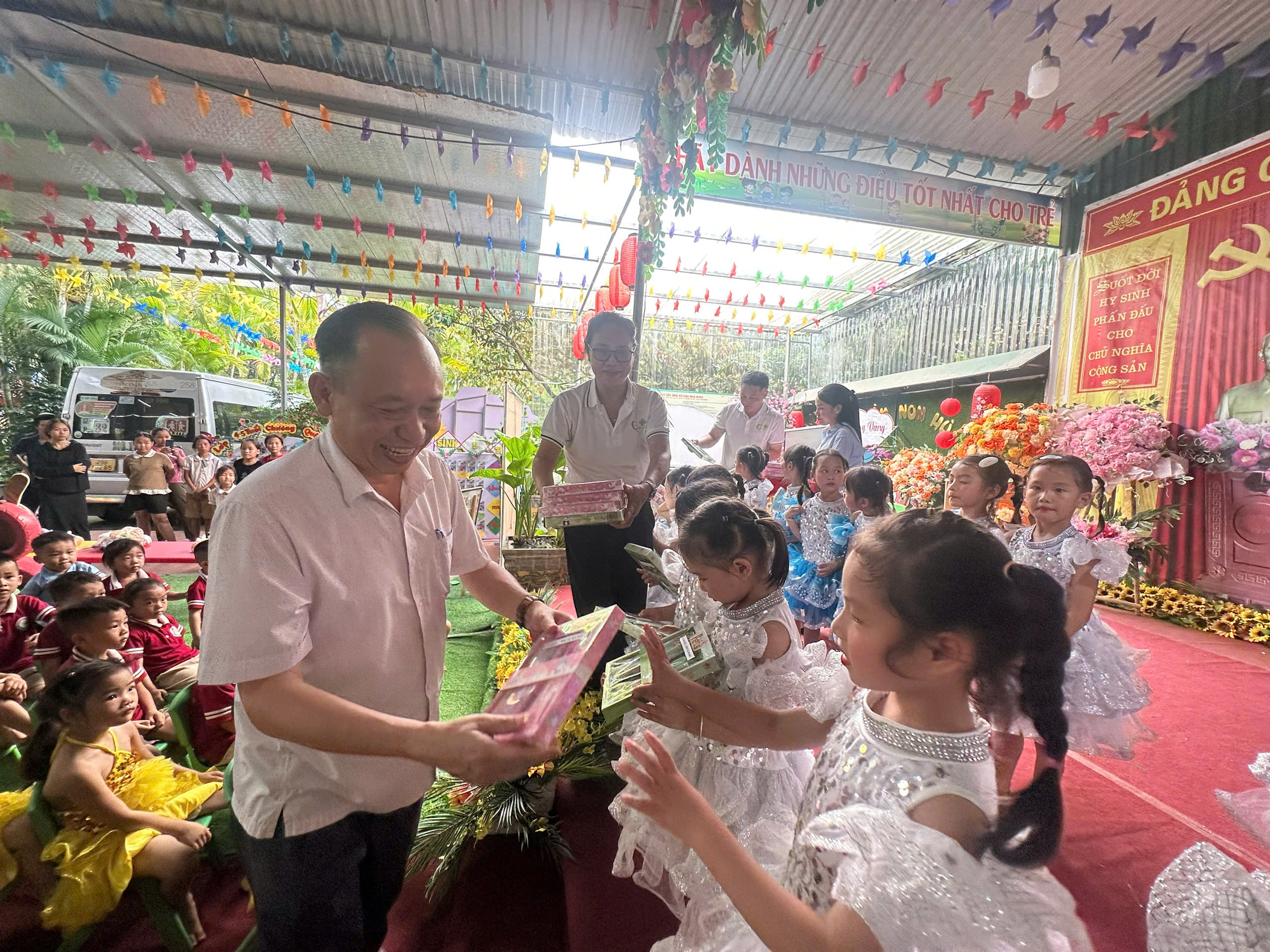 Nhóm “Lan tỏa yêu thương” trao quà cho học sinh Trường Mầm non Hùng Lợi