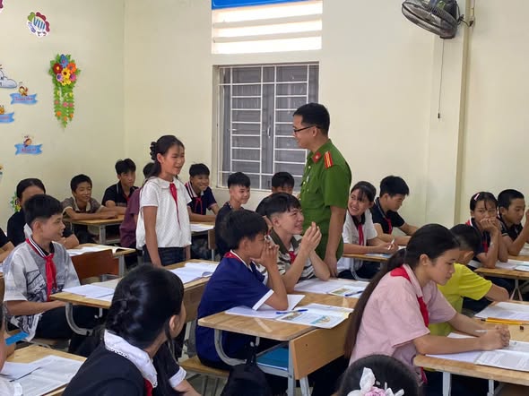 CÔNG AN XÃ VIỆT LÂM ĐƯA TIỆN ÍCH SỐ ĐẾN GẦN HƠN VỚI NHÂN DÂN