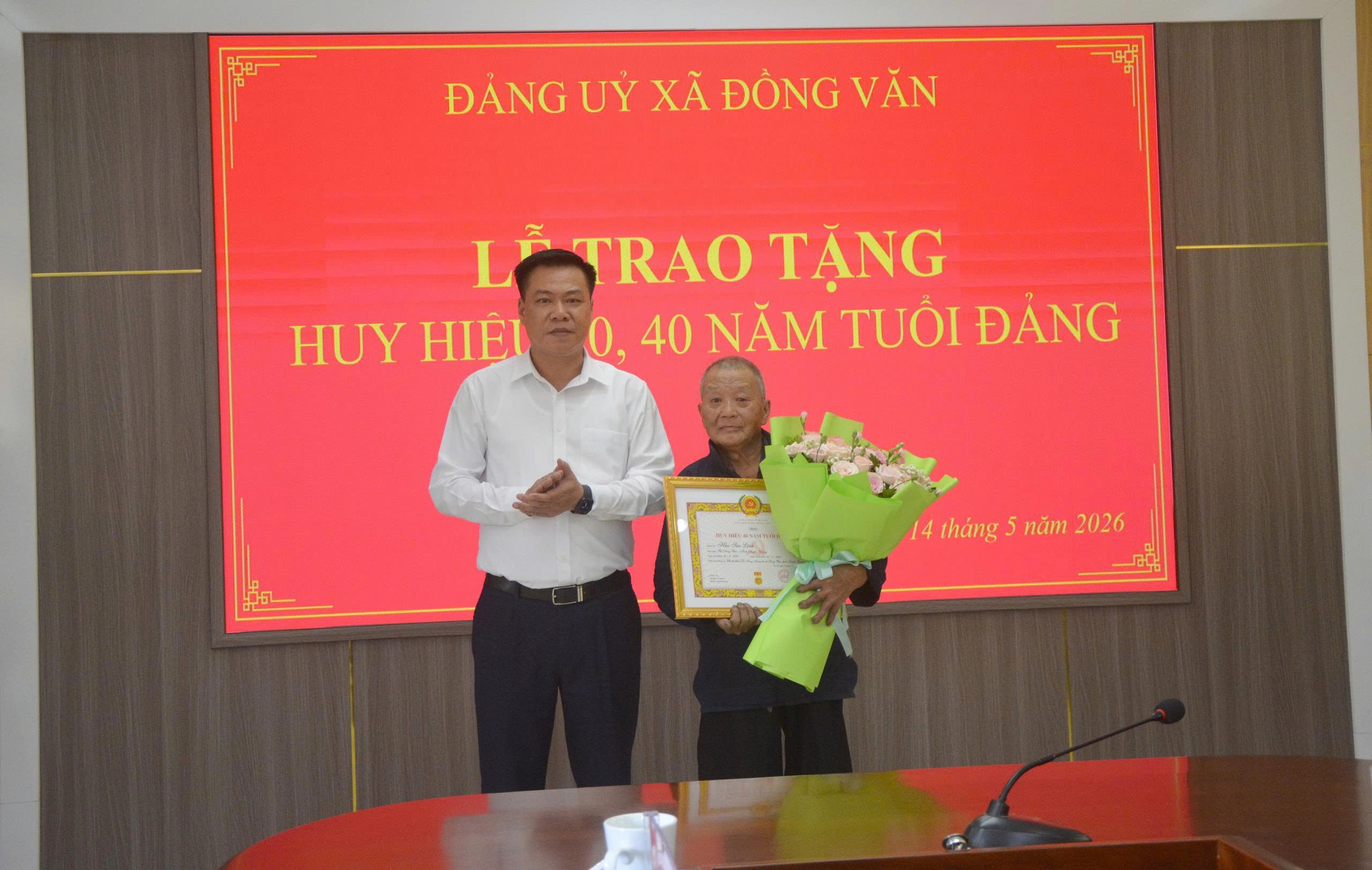 ĐẢNG ỦY XÃ ĐỒNG VĂN TỔ CHỨC LỄ TRAO TẶNG HUY HIỆU 30, 40 NĂM TUỔI ĐẢNG ĐỢT 19/5/2026