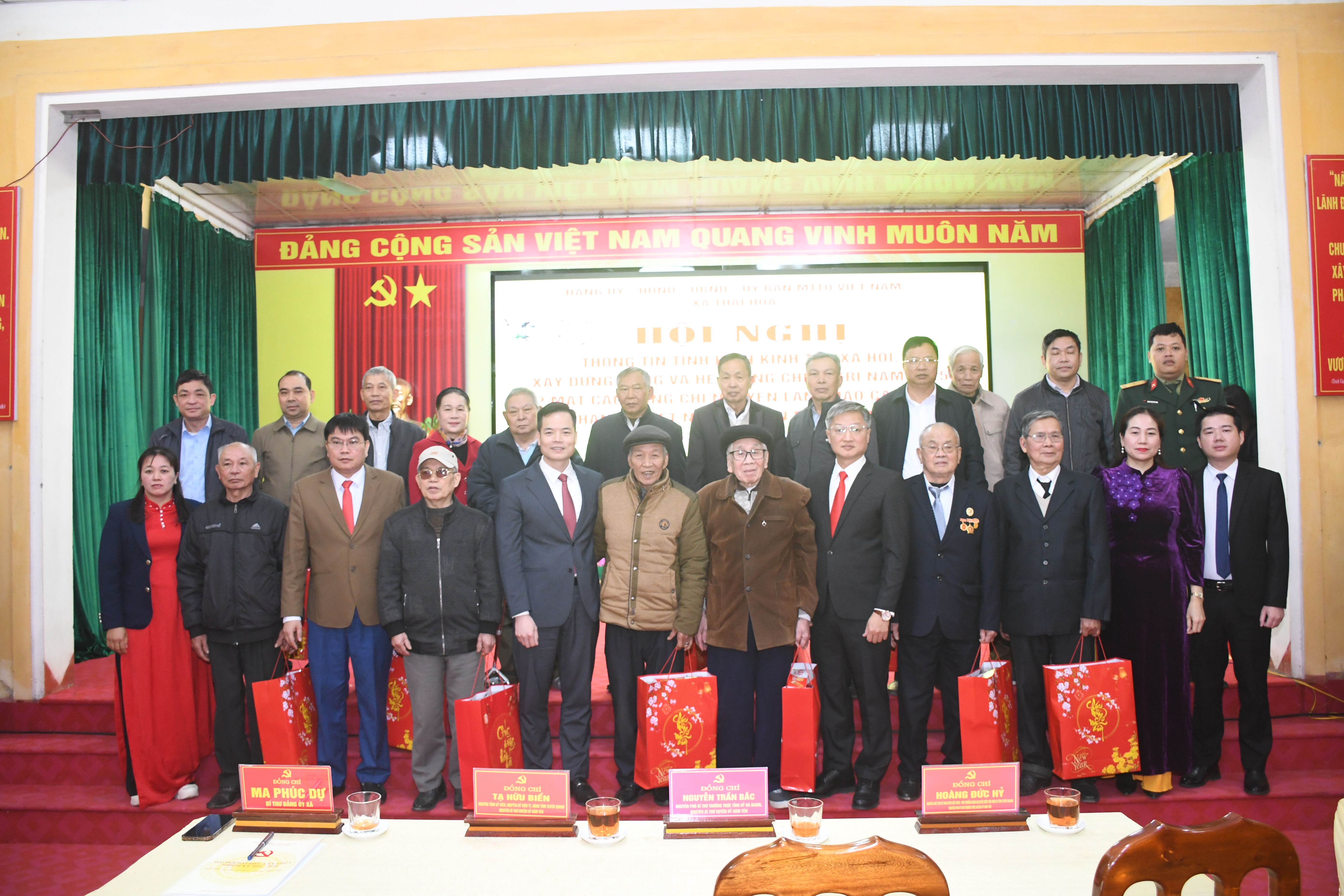 Xã Thái Hòa thông tin tình hình kinh tế - xã hội năm 2025, gặp mặt nguyên lãnh đạo các thời kỳ