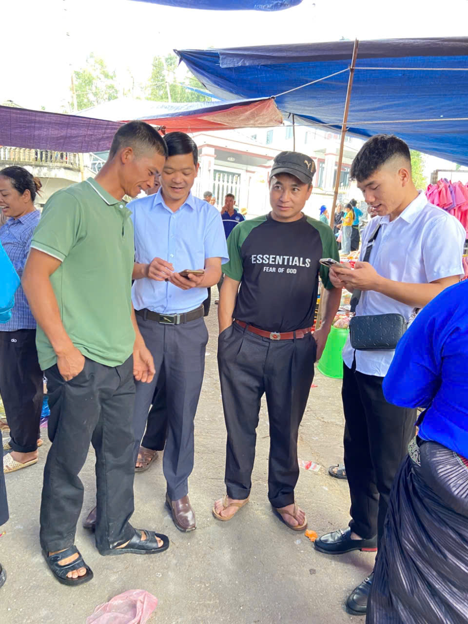 TRUNG THỊNH ĐẨY MẠNH TUYÊN TRUYỀN DỊCH VỤ CÔNG TRỰC TUYẾN VÀ THANH TOÁN KHÔNG DÙNG TIỀN MẶT TẠI CHỢ CỐC RẾ
