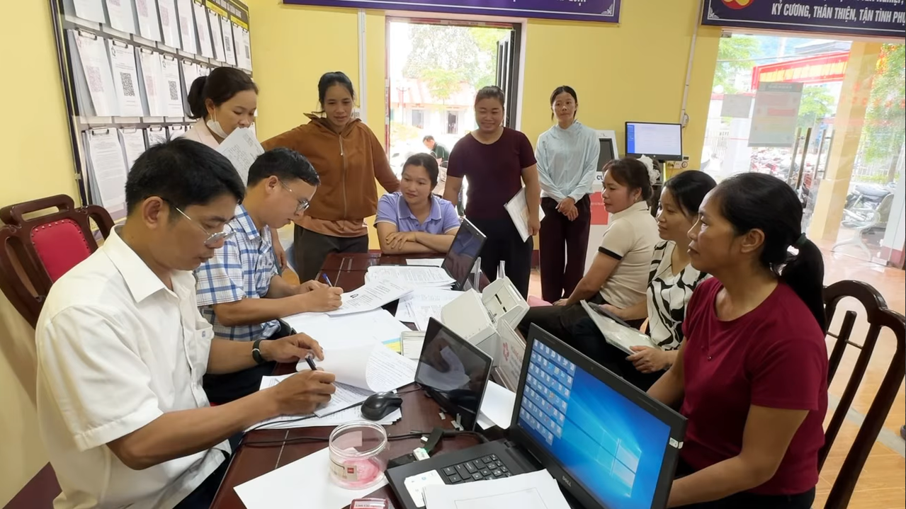 LẤY NGƯỜI DÂN LÀM TRUNG TÂM TRONG CẢI CÁCH HÀNH CHÍNH