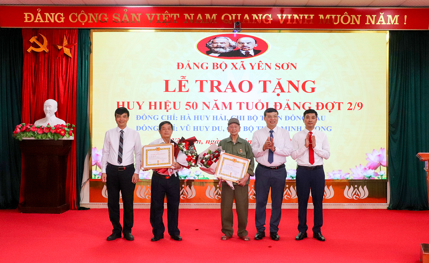 Đảng ủy xã Yên Sơn tổ chức Lễ trao tặng Huy hiệu Đảng đợt Quốc khánh 2/9