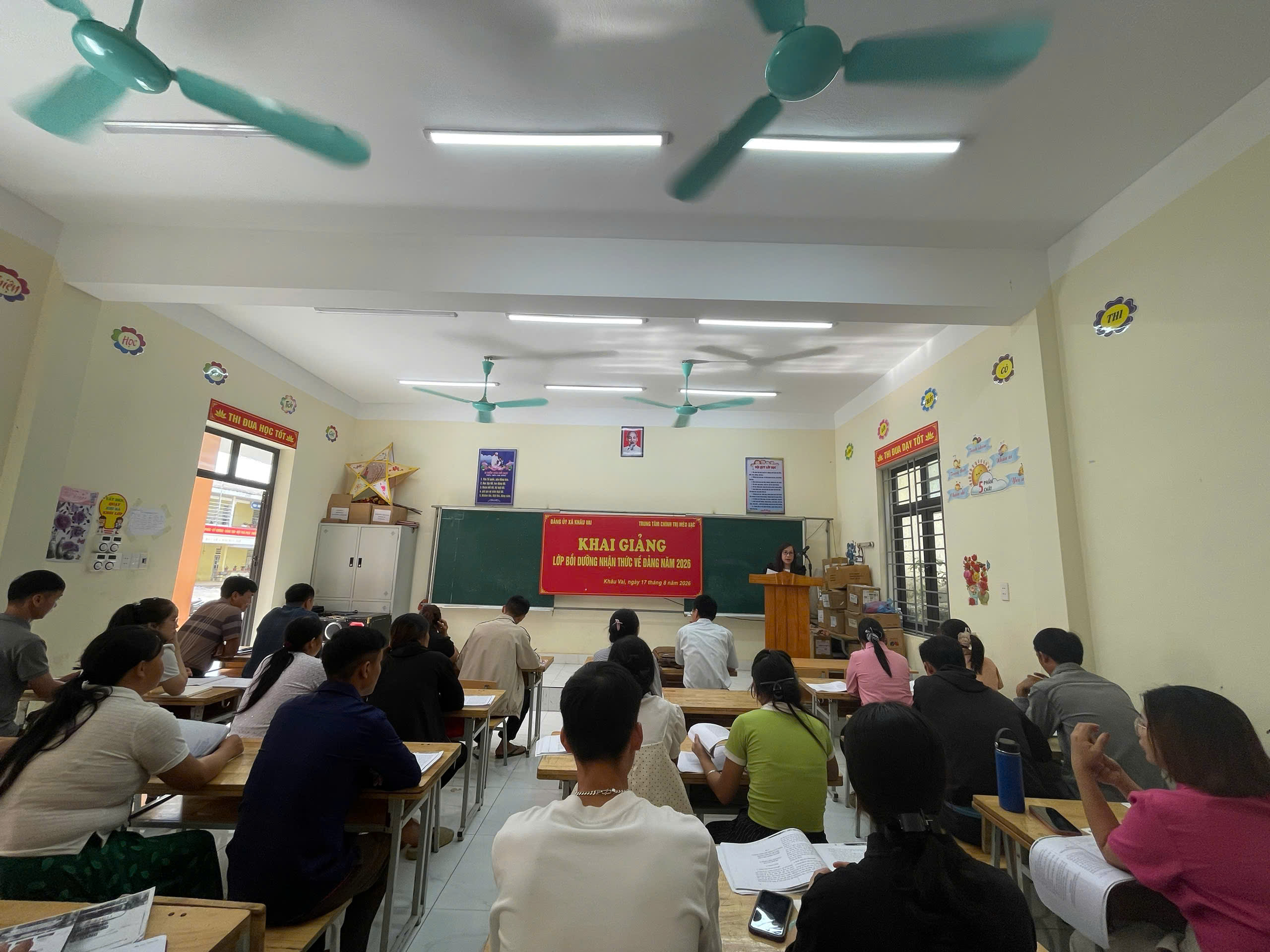 Khâu Vai khai giảng lớp bồi dưỡng nhận thức về Đảng năm 2026