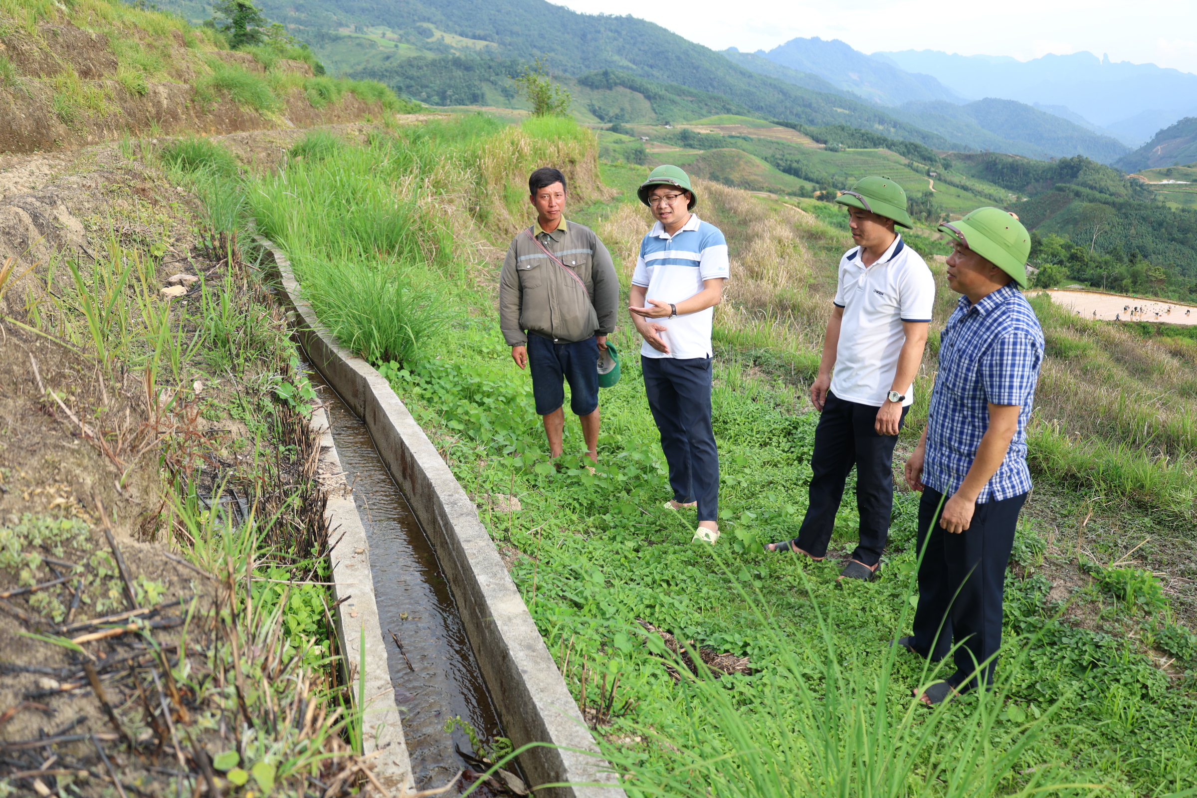 Đồng chí Phó Chủ tịch UBND xã Chẩu Văn Đệ kiểm tra hệ thống thủy lợi và công tác chuẩn bị sản xuất vụ mùa tại thôn Khuổi Củng, Khuổi Trang