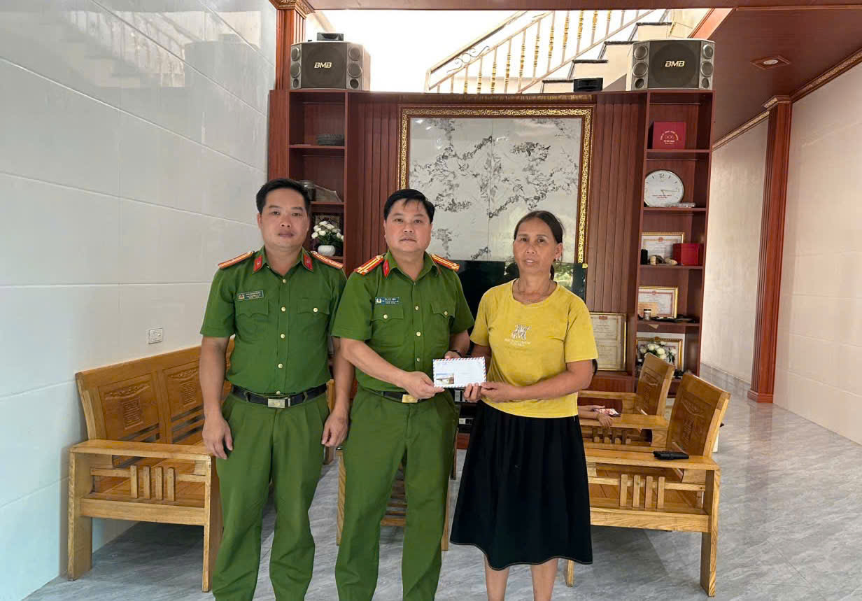 CÔNG AN XÃ TÂN TRỊNH THĂM HỎI, TẶNG QUÀ ĐẠI DIỆN GIA ĐÌNH LIỆT SĨ TRÊN ĐỊA BÀN NHÂN KỶ NIỆM 79 NĂM NGÀY THƯƠNG BINH - LIỆT SĨ 