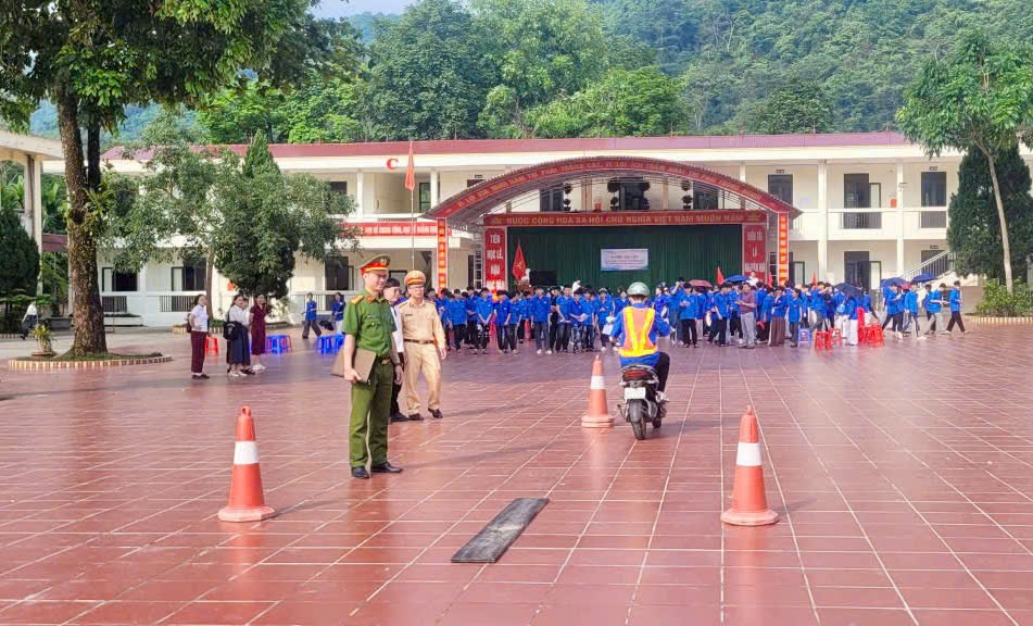 TRANG BỊ KỸ NĂNG THAM GIA GIAO THÔNG AN TOÀN CHO HỌC SINH NỘI TRÚ