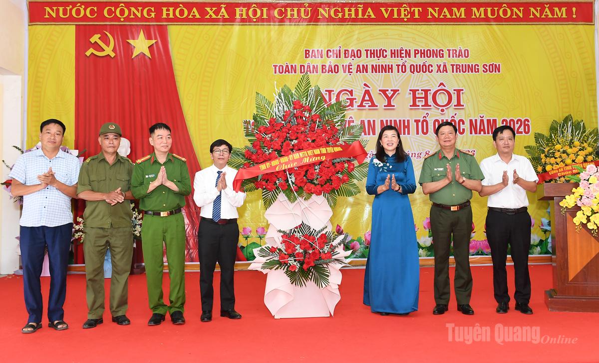 Đồng chí Phó Chủ tịch HĐND tỉnh Phạm Thị Minh Xuân dự Ngày hội Toàn dân bảo vệ an ninh Tổ quốc tại xã Trung Sơn