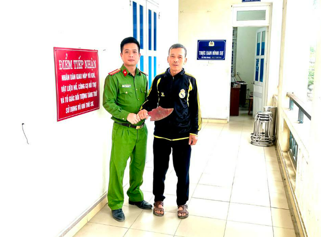 CÔNG AN XÃ BÌNH CA TĂNG CƯỜNG TUYÊN TRUYỀN, VẬN ĐỘNG GIAO NỘP VŨ KHÍ, VẬT LIỆU NỔ, CÔNG CỤ HỖ TRỢ VÀ PHÁO TRÁI PHÉP