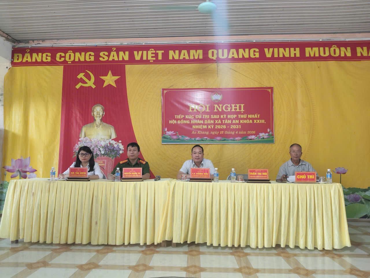 ĐỒNG CHÍ BÍ THƯ ĐẢNG ỦY, CHỦ TỊCH HĐND XÃ LA HỒNG HẢI CÙNG TỔ ĐẠI BIỂU SỐ 1 HĐND XÃ TÂN AN TIẾP XÚC CỬ TRI THÔN AN  KHANG XÃ TÂN AN   